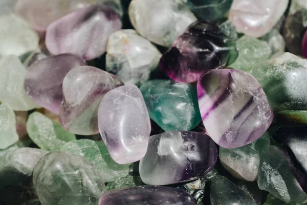 Piedra de gema de cuarzo rosa caída como roca mineral — Foto de Stock