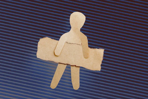 Forma de hombre de papel sosteniendo un papel de nota en la mano — Foto de Stock