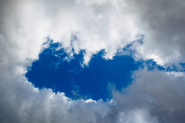 Karanlık ve gri bulutlar gökyüzünde bulundu