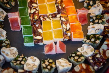 Geleneksel Türk tatlıları lokum şekeri gibi