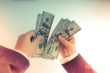 Bizi Doları banknot para tutan işadamı