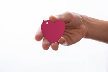 Kalp şeklinde beyaz nesne beyaz el