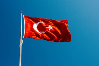 Gökyüzünde beyaz yıldız ve ay olan Türk ulusal bayrağı