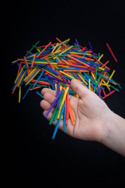 Yaratıcılık için renkli ahşap çubuklarla oynayan çocuk