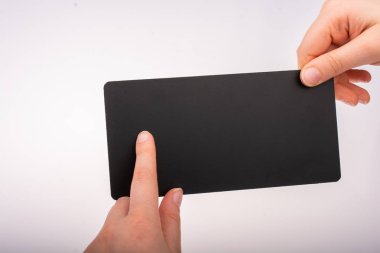 Dikdörtgen şekilli siyah bildirim tahtası el