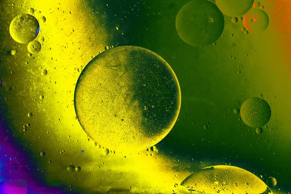 Makro strzał emulsji oleju wodnego na kolorowym tle — Zdjęcie stockowe