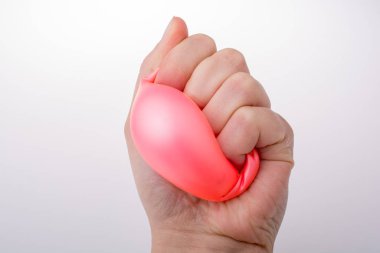 El ile pembe balon sıkma