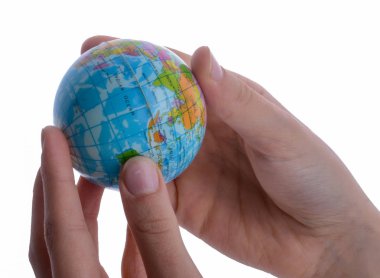 çocuk elinde bir küre