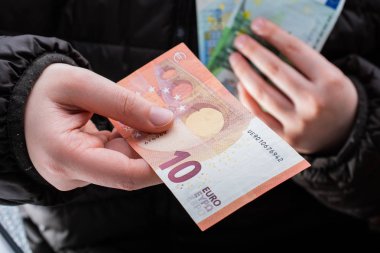 Eller nakit avro banknotları veriyor. 