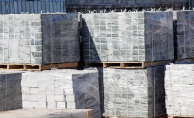 Beton dekoratif kaldırım karoları ile paletler 