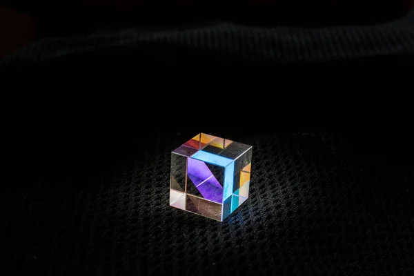 Cubo de prisma de cristal brillante colorido Refractando la luz en la lluvia viva — Foto de Stock