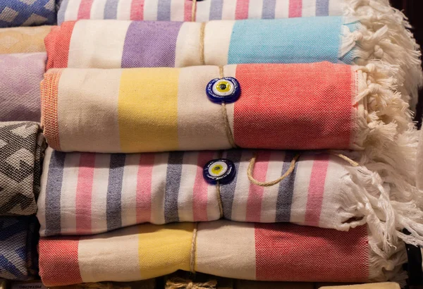 Kolorowe tureckie ręczniki kąpielowe znane jako Hamam Pestemal na bazarze — Zdjęcie stockowe