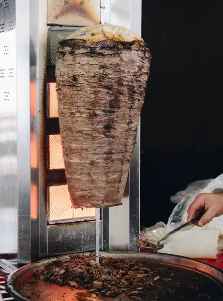 Tradiční turecký doner kebab na špejli. Turecká kuchyně — Stock fotografie