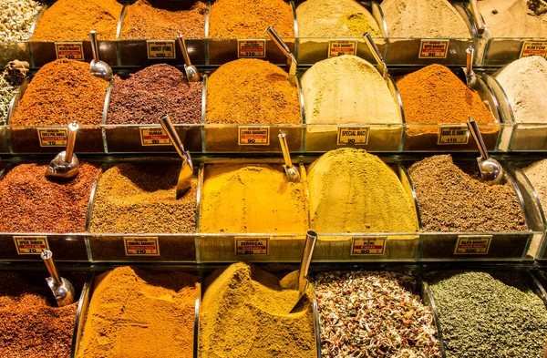 Kleurrijke specerijen in de Turkse Grand Spice Bazaar in Istanbul, — Stockfoto