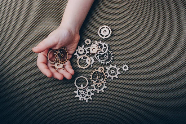 Rueda de engranajes en mano sobre fondo blanco como concepto de ingeniería — Foto de Stock