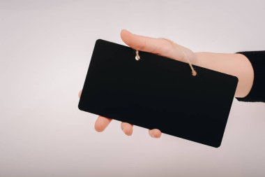 Dikdörtgen şekilli siyah bildirim tahtası el