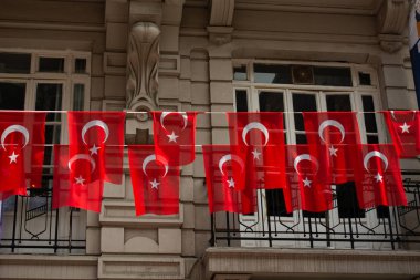 Sokakta bir ip üzerinde Türk bayrağı asmak 