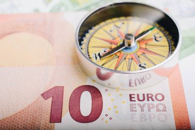 Pusula ve Euro banknotları iş, para birimi finans konsepti olarak