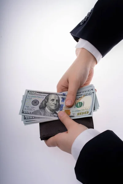 Homme d'affaires avec de l'argent en dollars américains et un portefeuille — Photo