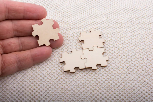 손은 문제 해결 방법으로 직소 퍼즐의 조각을 들고 — 스톡 사진