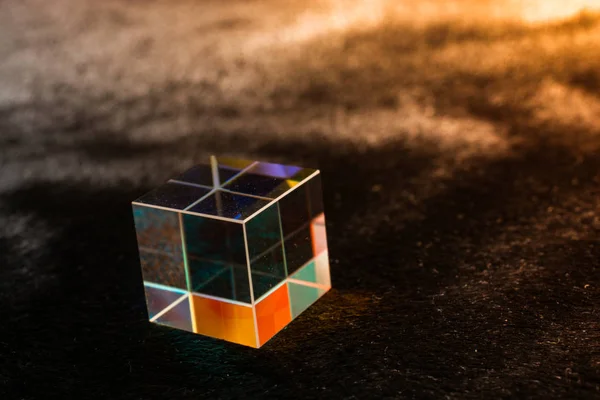 Cubo de prisma de cristal brillante colorido Refractando la luz en la lluvia viva — Foto de Stock