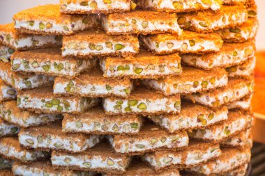 Geleneksel Türk tatlıları kadayif. Suriye 'de pişmiş doğranmış hamur.