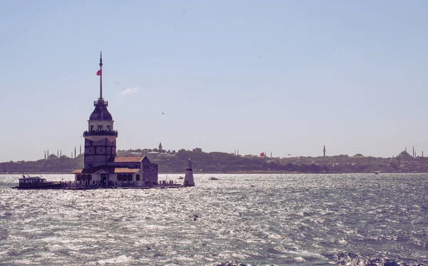 Maidens toren gelegen in Istanbul — Stockfoto