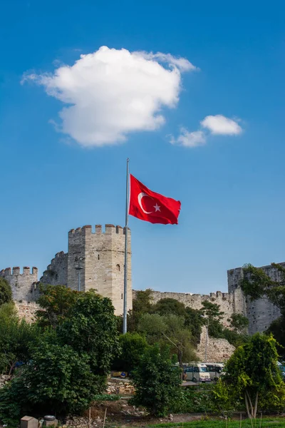 Gökyüzünde beyaz yıldız ve ay olan Türk ulusal bayrağı