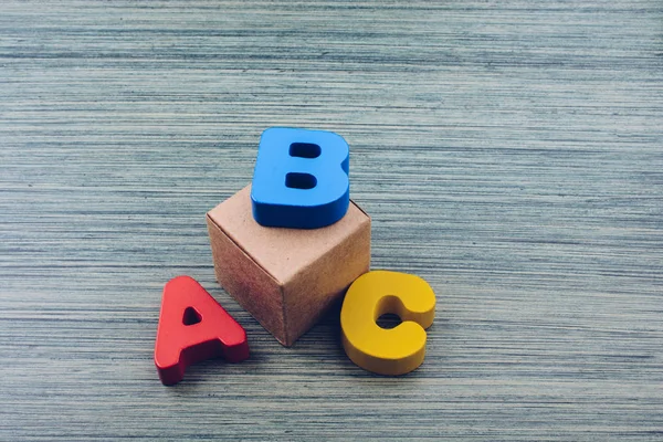 A, b und c Buchstaben aus Holz für Lernkonzept — Stockfoto