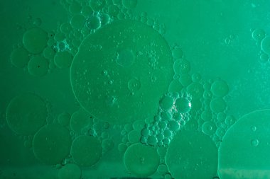 Renkli arka plan üzerinde su yağı emülsiyon makro çekim