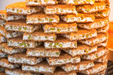 Geleneksel Türk tatlıları kadayif. Suriye 'de pişmiş doğranmış hamur.