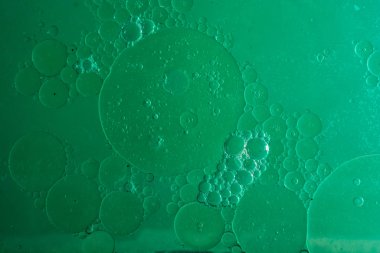 Renkli arka plan üzerinde su yağı emülsiyon makro çekim