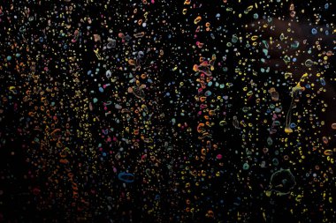 Siyah arka plan üzerinde bir cam üzerinde boya sıçrama etkisi