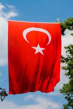 Türk ulusal bayrağı görünürde