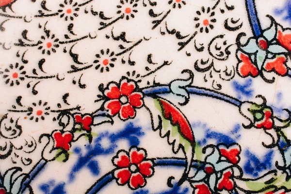 Handgefertigte türkische Fliesen im osmanischen Stil mit floralen Mustern — Stockfoto