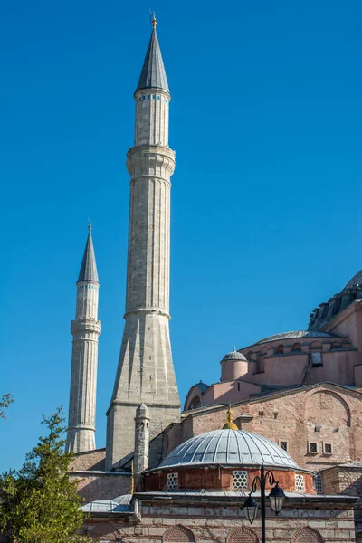 Mesquita de estilo turco otomano minarete como templo muçulmano religioso — Fotografia de Stock