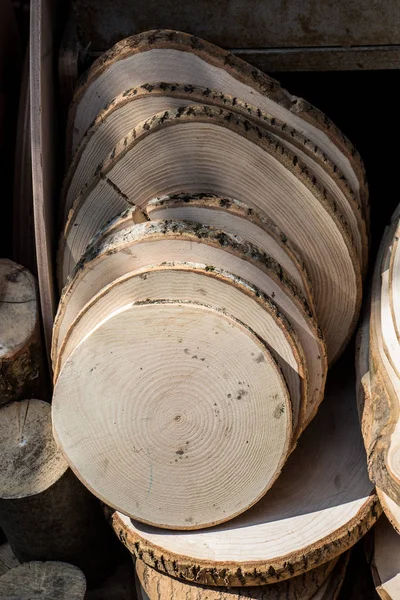 Stück geschnittenes Holz log für dekorative Holz Textur Hintergrund — Stockfoto