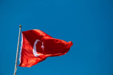 Gökyüzünde beyaz yıldız ve ay olan Türk ulusal bayrağı