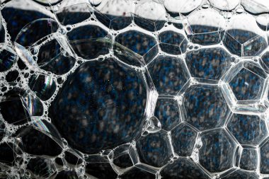 Renkli arka plan üzerinde su yağı emülsiyon makro çekim