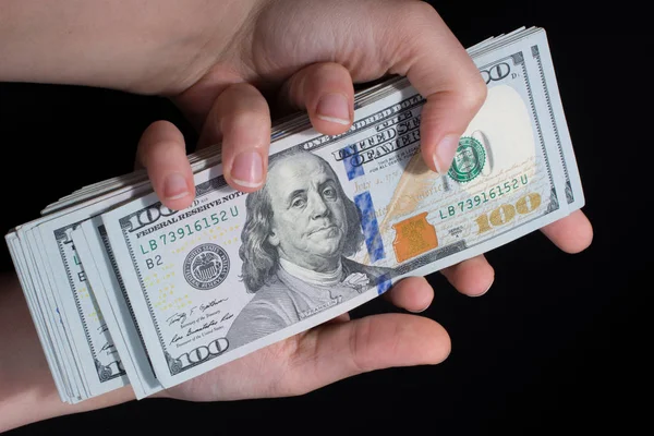 Amerikan Doları Beyaz arka plan üzerinde izole tutan el