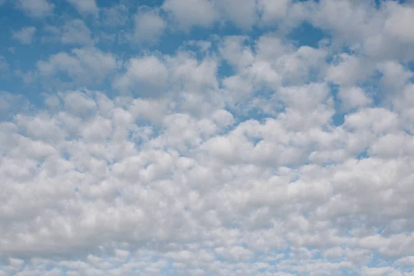 Weiße Wolken bedecken den blauen Himmel — Stockfoto