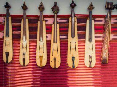 Müzik aletleri kemençe küçük keman bir çello gibi oynadı