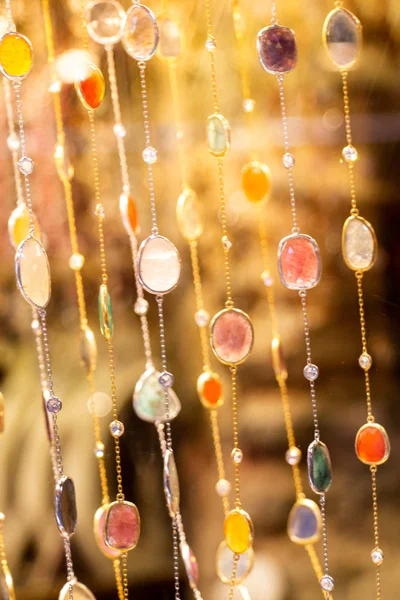 Ожерелье из цветных драгоценных камней — стоковое фото
