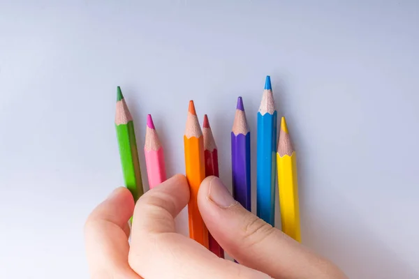 Crayons de couleur sur fond blanc — Photo