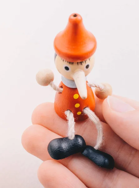 Muñeca de madera de Pinocho con la nariz larga —  Fotos de Stock