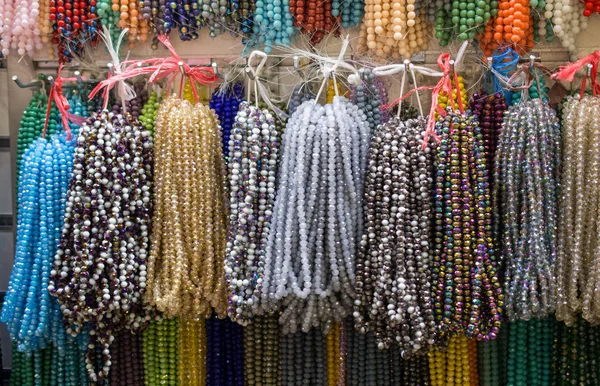 Halsketten verschiedener Art und Farbe — Stockfoto