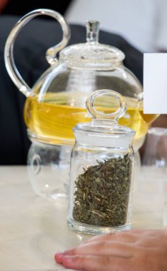 Bir şişe çaydanlık ve çay bitki bitki çayı