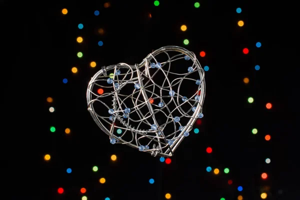 Serce w kształcie klatki metalowej na bokeh światło tła — Zdjęcie stockowe