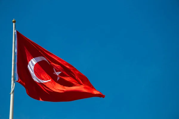 Turkse vlag met witte ster en maan aan de hemel — Stockfoto