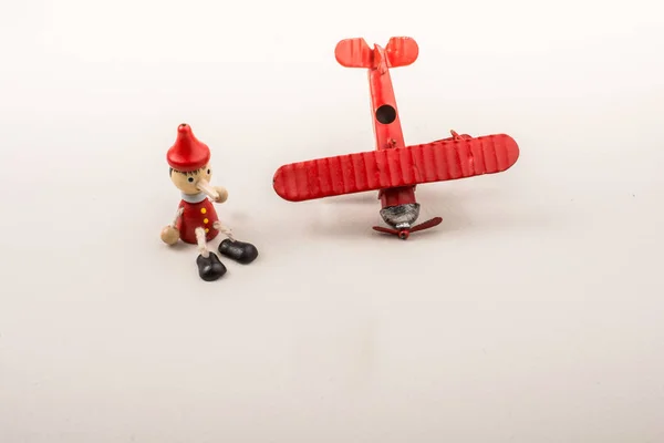 Avión, bala y muñeca de madera Pinocho — Foto de Stock